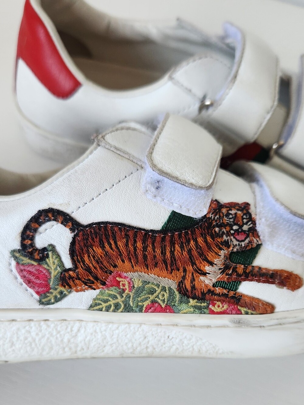 GUCCI Kids Sneakers with Tiger Patch - Picture 4 of 8